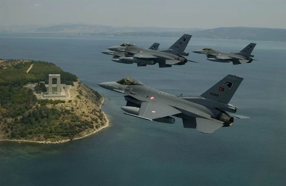 Ελληνας χειριστής Mirage ξεφτιλίζει Τουρκικό F-16 – Οι Τούρκοι στοχοποιούν 18 νησιά μας με υπερπτήσεις αλλά τρώνε πολύ ξύλο